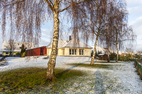 Blick auf das Haus vom Garten aus im Winter mit Schnee.